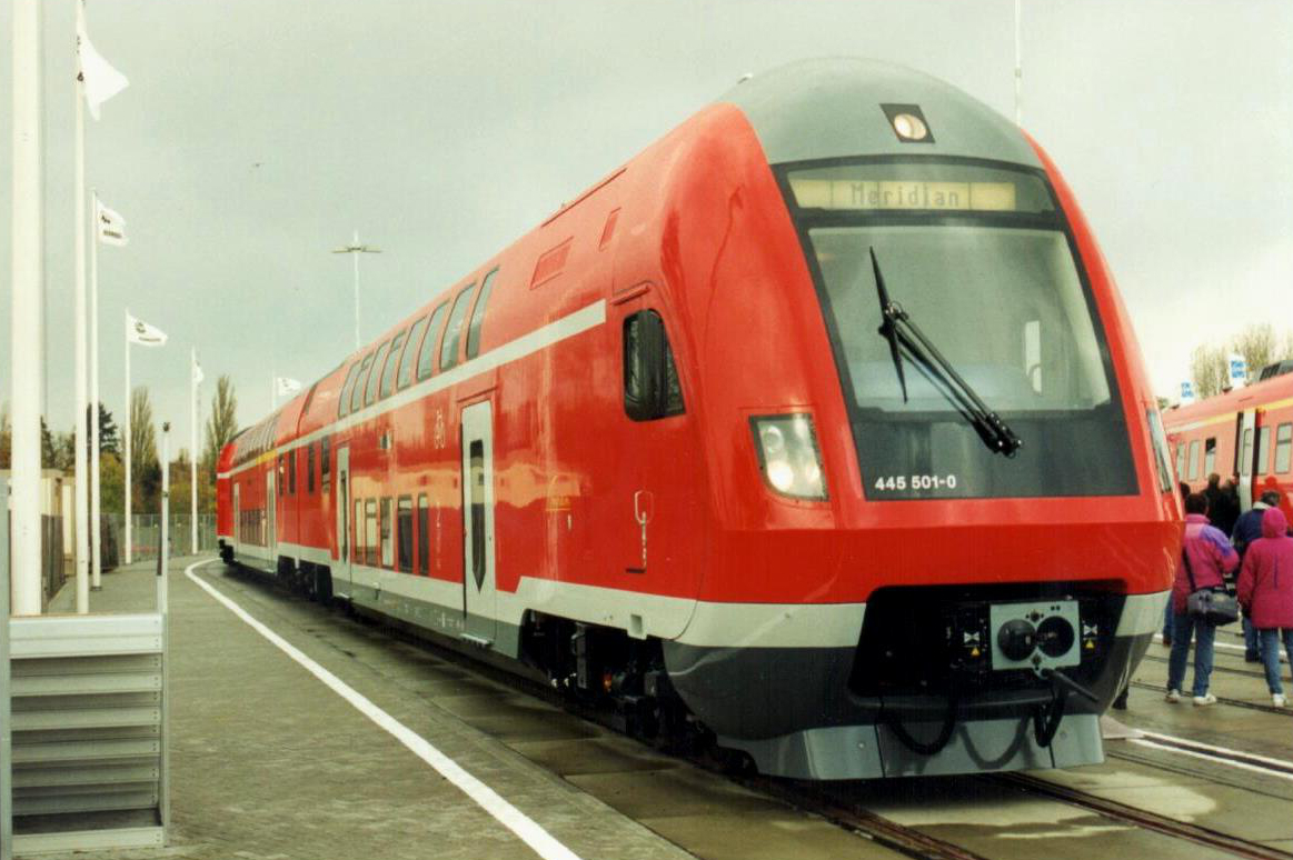 Der auf der Innotrans 1998 ausgestellte Meridian der BR 445 (Nummer 445 501) machte einen schicken Eindruck, aber leider keine Karriere. Es blieb bei diesem Prototypen eines Doppelstock-Triebzuges, der im Jahre 2006 verschrottet wurde. Die Baureihe 445 wurde dann später neu vergeben - für KISS-Doppelstockzüge. Jahr 1998, Berlin