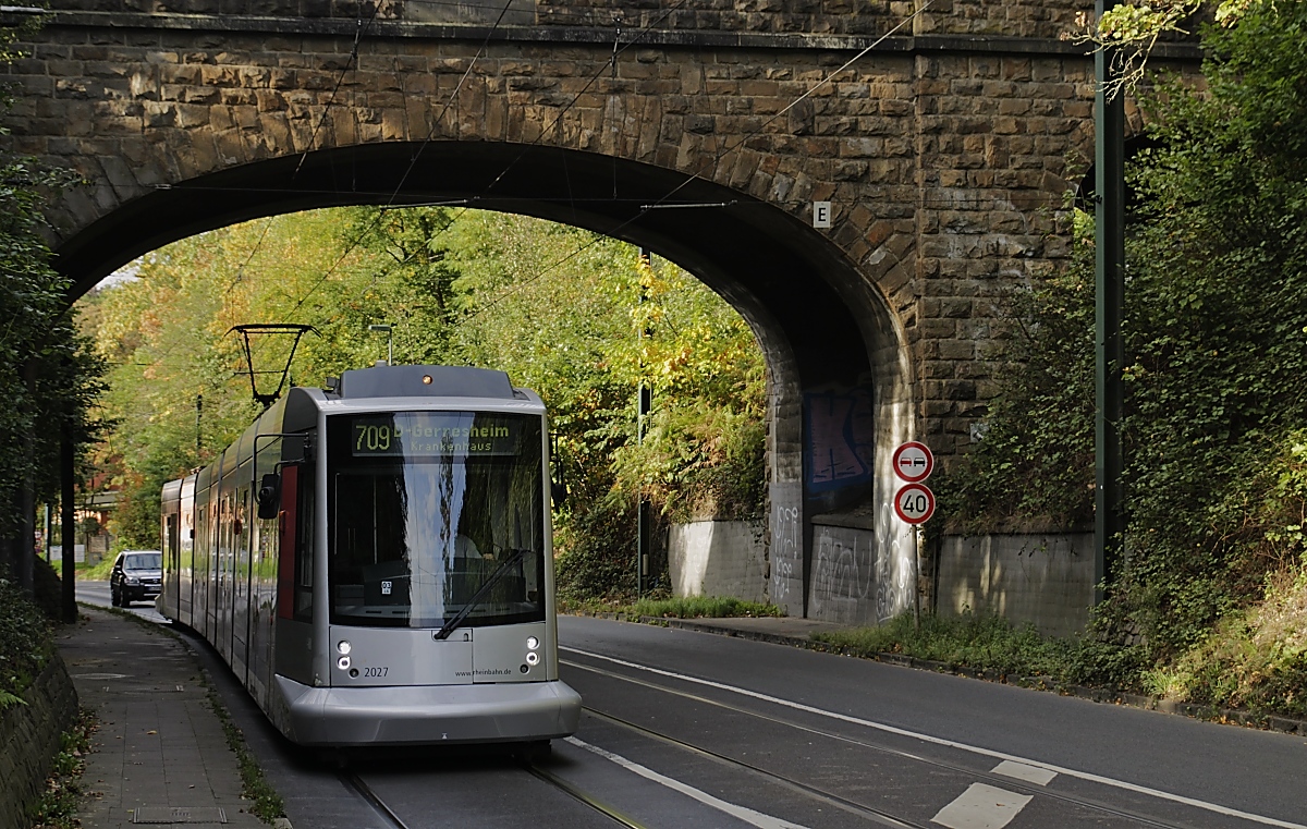 Der auf der Linie 709 eingesetzte NF10 2027 fährt am 14.10.2019 auf der Ludenberger Straße in Richtung Gerresheim Krankenhaus