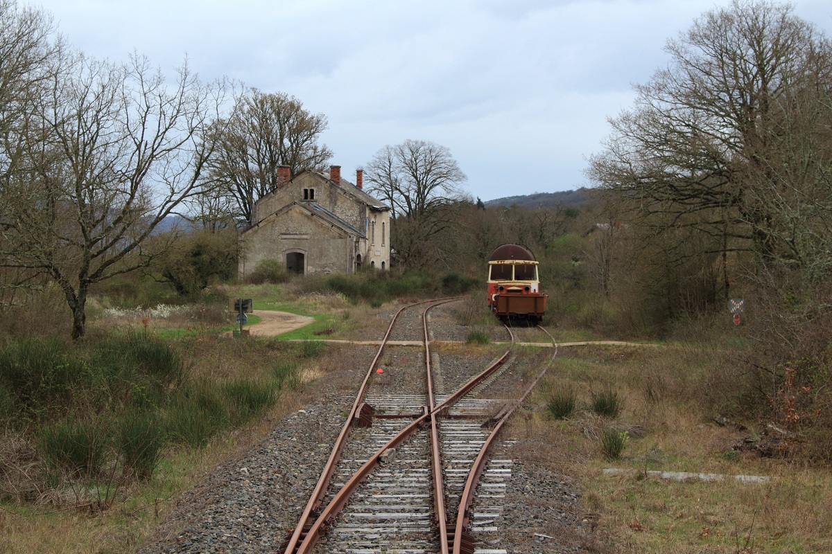 Der aufgelassene Bahnhof Lapanouse-de-Cernon an der Strecke der Velo-Rail du Larzac am 01.04.2017