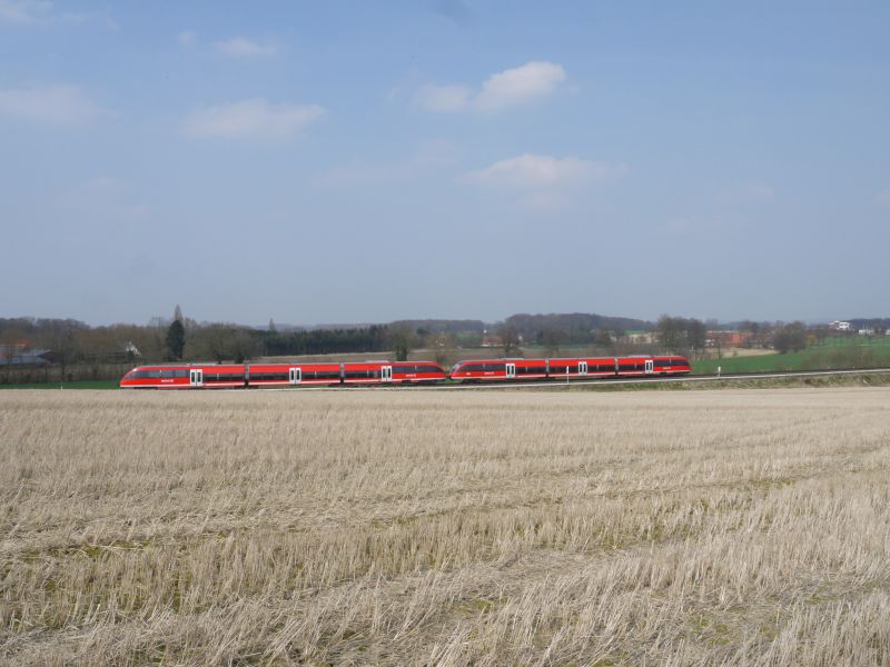 Der Auftakt macht eine Doppelgarnitur kommend aus Cosefeld hier den Berg auf in Richtung Havixbeck. 09.04.15