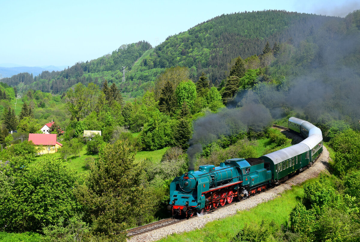 Der Auftritt des Grünen Anton an der Spitze des Zuges ist immer eine große Sensation. 
In diesem Jahr wurde der Zug zum Kindertag von dieser Dampflokomotive gezogen.
Die 486 007 mit dem Sz 30625 von Vrútky (Rutteck) nach Kremnica kurz vor Turček (Turz).
Turček, 27.05.2023.