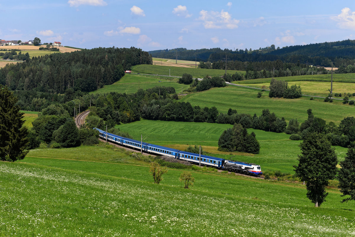 Der August diesen Jahres war kein guter Zeitpunkt für einen Besuch der Summerauer Bahn. Aufgrund einer Baustelle im Großraum Linz fand kein durchgehender Verkehr statt. Nur die grenzüberschreitenden Reisezüge verkehrten bis Gaisbach-Wartberg. So auch der IC 333 aus Praha-Holešovice, den ich am 10. August 2020 im Waldburger Bogen aufnehmen konnte. Geführt wurde der Zug von der 380 011, die mit ihrer äußeren Gestaltung seit zwei Jahren an das Jubiläum 100 Jahre  Československé státní dráhy - CSD  erinnert. Dies mit dem Motiv der Dampflok 375.007 (ex kkStb 310.15).  