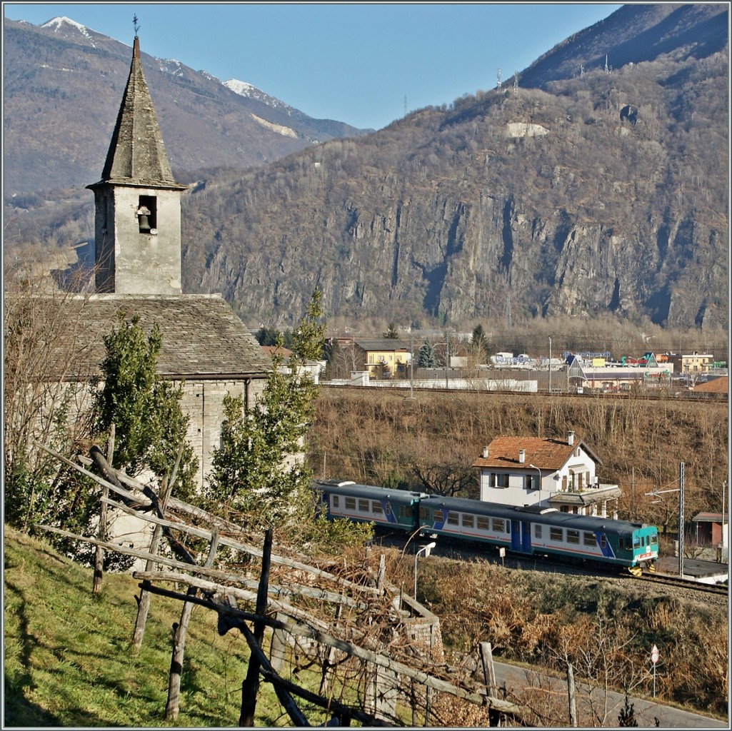 Der aus Aln 663 Triebwagen bestehende Trenitalia Regionalzug 10383 nach Novara fährt an der aus dem 11. Jahrhundert stammenden Kirche von San Quirico vorbei.
17. Dez. 2013