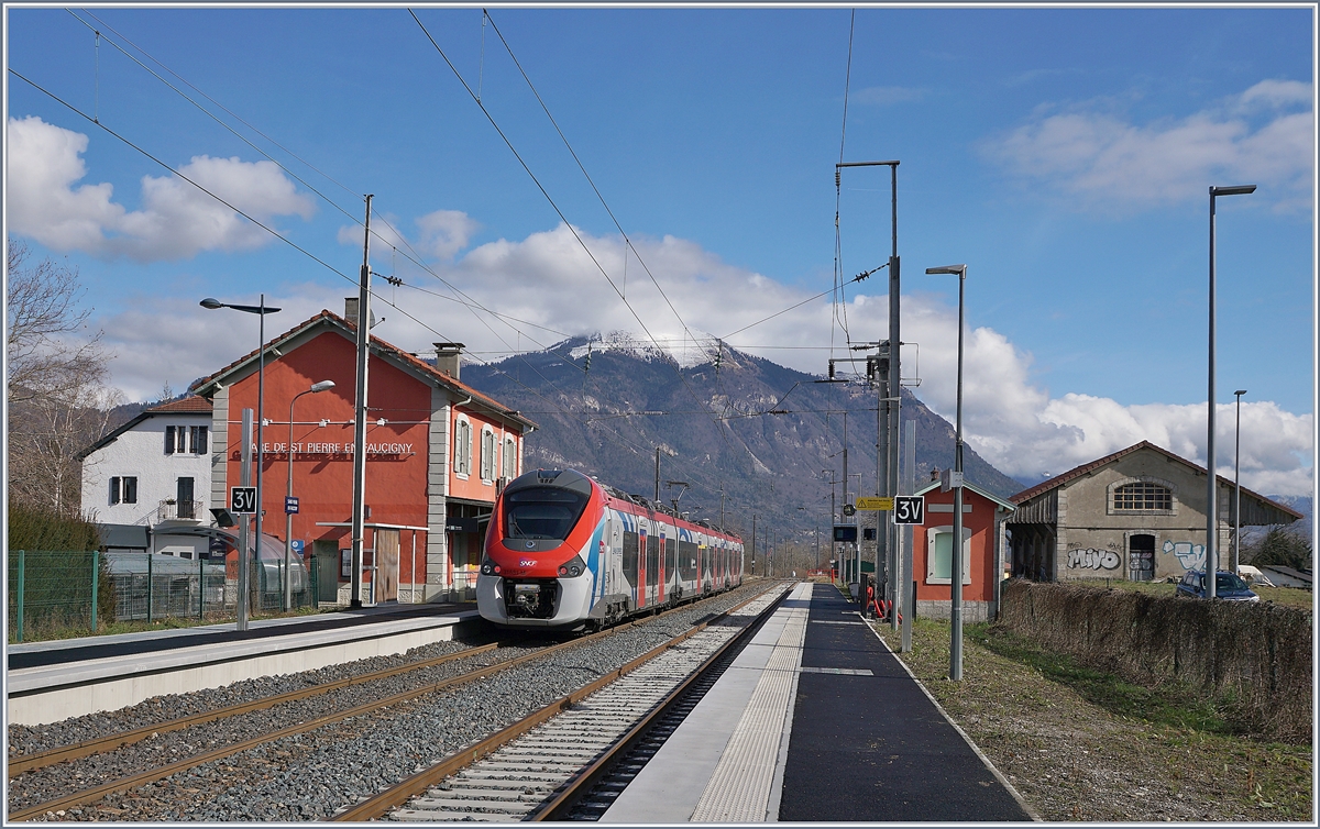 Der aus Coppet kommende und nach St-Gervais-les-Bains-le-Fayet weiterfahrende SNCF 31 531 M ist als L3 23460 in St-Pierre-en Faucigny eingetroffen. 

21. Februar 2020