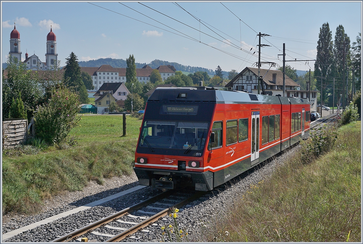 Der aus dem Seeland in den Oberaargau versetzte asm GTW Be 2/6 511 (ex CEV Be 2/6 7001) hat sein Ziel St-Urban Ziegelei schon fast erreicht; links im Bild ist das Kloster von St-Urban zu erkennen. 

12. Sept. 2020
