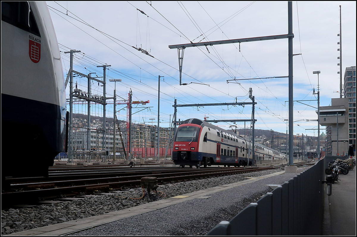 Der aus dem Tunnel kommt -

Ein RABe 514-Triebzug der Zürich S-Bahn verlässt den Tunnel der zweiten, 2014 eröffneten  Durchmesserlinie. Von Oerlikon her führt die Strecke unter dem Weinbergtunnel zu einem neuen viergleisigen unterirdischen Bahnhof am Züricher Hauptbahnhof. Kurz hinter dieser Station erreichen die Züge über ein Rampe (Bild) wieder die Oberfläche.

12.03.2019 (M)