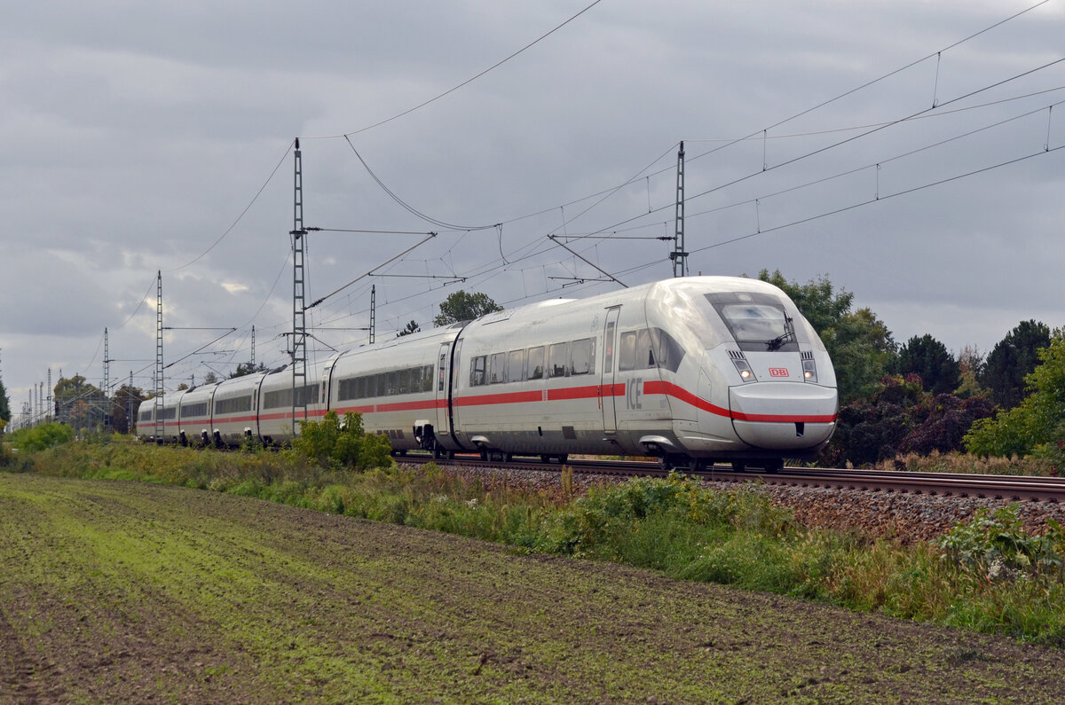 Der aus einem siebenteiligen Triebzug der Reihe 412 gebildete ICE 937 rollte am 03.10.22 durch Gräfenhainichen Richtung Berlin.