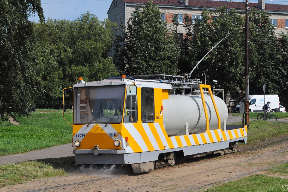 Der aus einem T6B5 umgebaute Schienenreinigungswagen 88024 biegt von der Isa iela in die Maza Krasta iela ein. (06.08.2019)