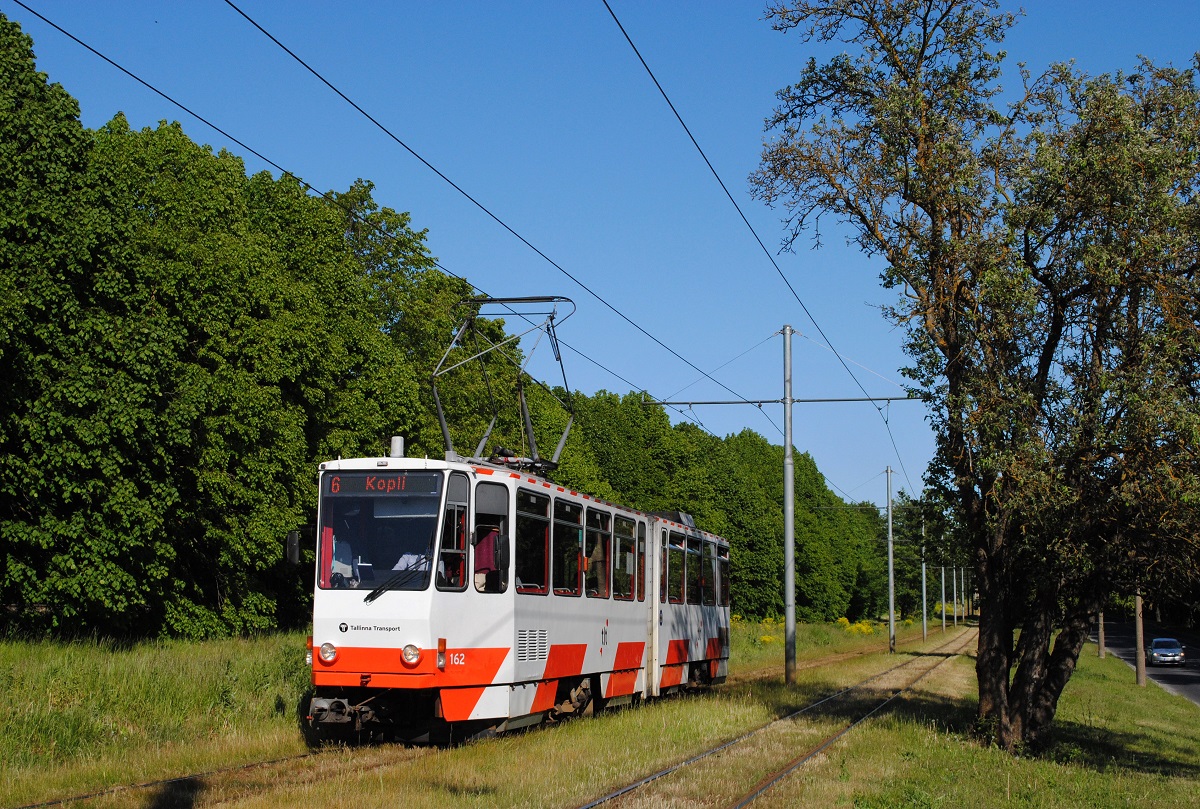 Der aus Erfurt 2008 übernommene KT4D 162, der dort einst mit der Nummer 516 verkehrte, kurz vor der Haltestelle Maleva. (07.06.2023) 