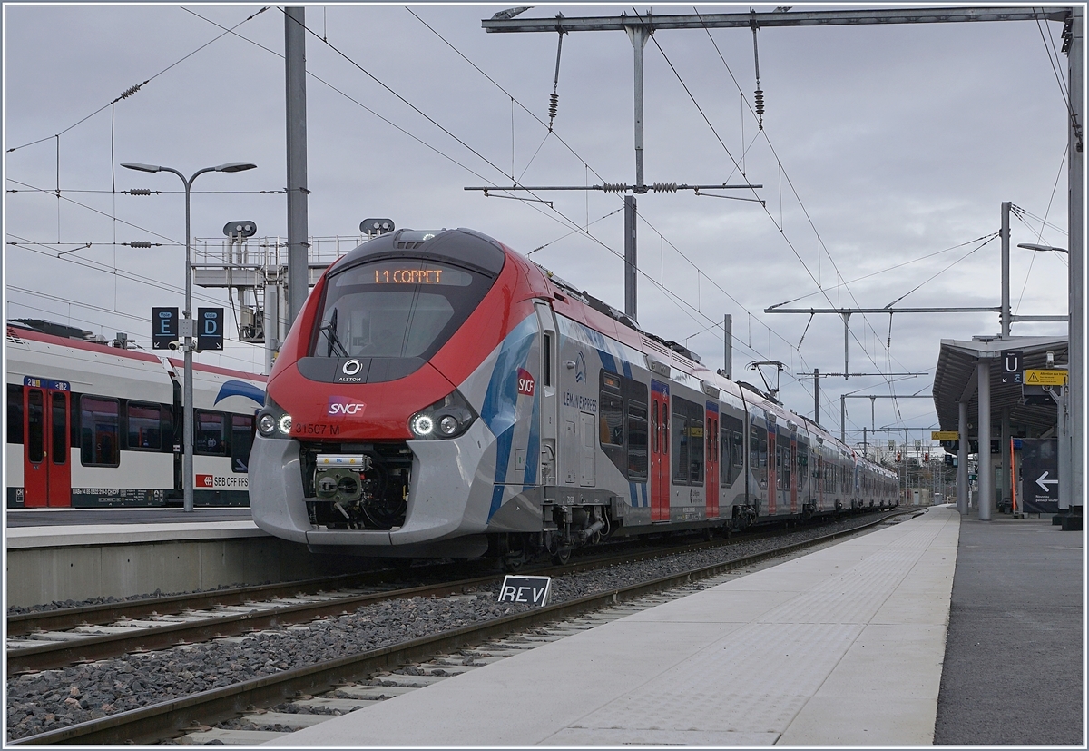 Der aus Evian in Annemasse eingetroffen SNCF LEX Z 31 507 M wird mit seinem weiteren Z 31500 Coradia Polyvalent régional tricourant nicht wie angeschrieben nach Coppet fahren, sondern um 12:01 zurück nach Evian.

15. Dez. 2019