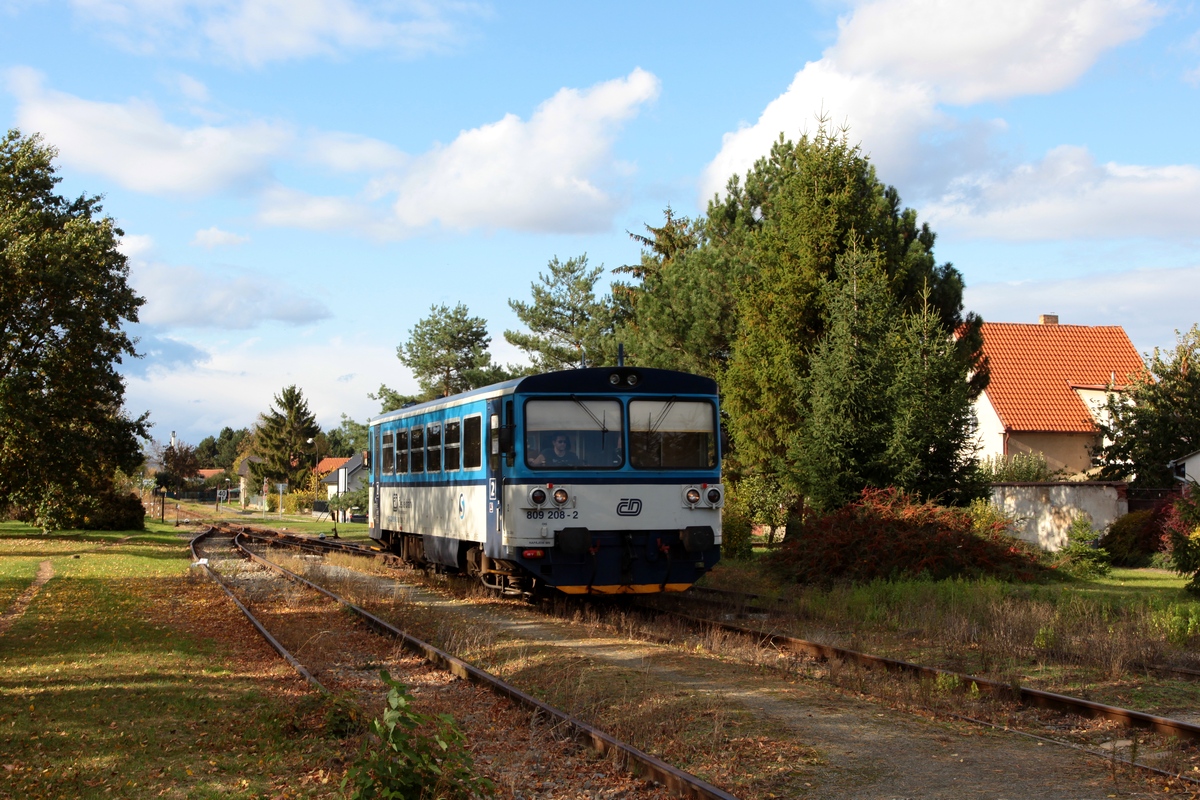 Der aus Kralupy nad Vltavou kommende Os9674 bei Einfahrt in den Bf Lužec nad Vltavou am 16.10.2019.
