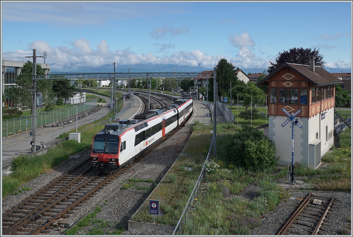 Der aus Lausanne kommende RBDe 540 Domino Zug erreicht sein Ziel Kerzers im BN-Teil, weil die Geleise im Bahnhofteil Lyss - Murten (planmässig) von zwei sich dort kreuzenden BLS Zügen Lyss - Bern belegt sind.

6. Juni 2021