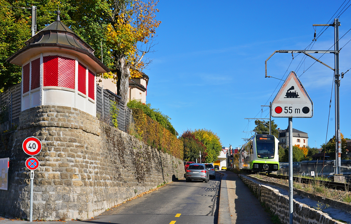 Der aus Les Ponts-de-Martel kommende ABe 4/8 9 trifft am 10.10.2025 in La Chaux-de- Fonds ein