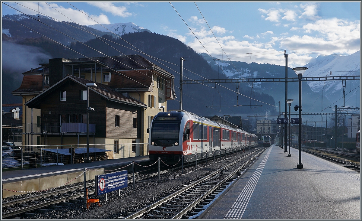 Der aus Luzern in Meiringen eingetroffene IR 2916, bestehend aus dem halben Zentralbahn  Adler  150 203-4 und dem  Fink  160 003-4 vollzieht in Meiringen den Fahrtrichtungswechsel und wartet auf die Weiterfahrt nach Interlaken Ost.

17. Februar 2021