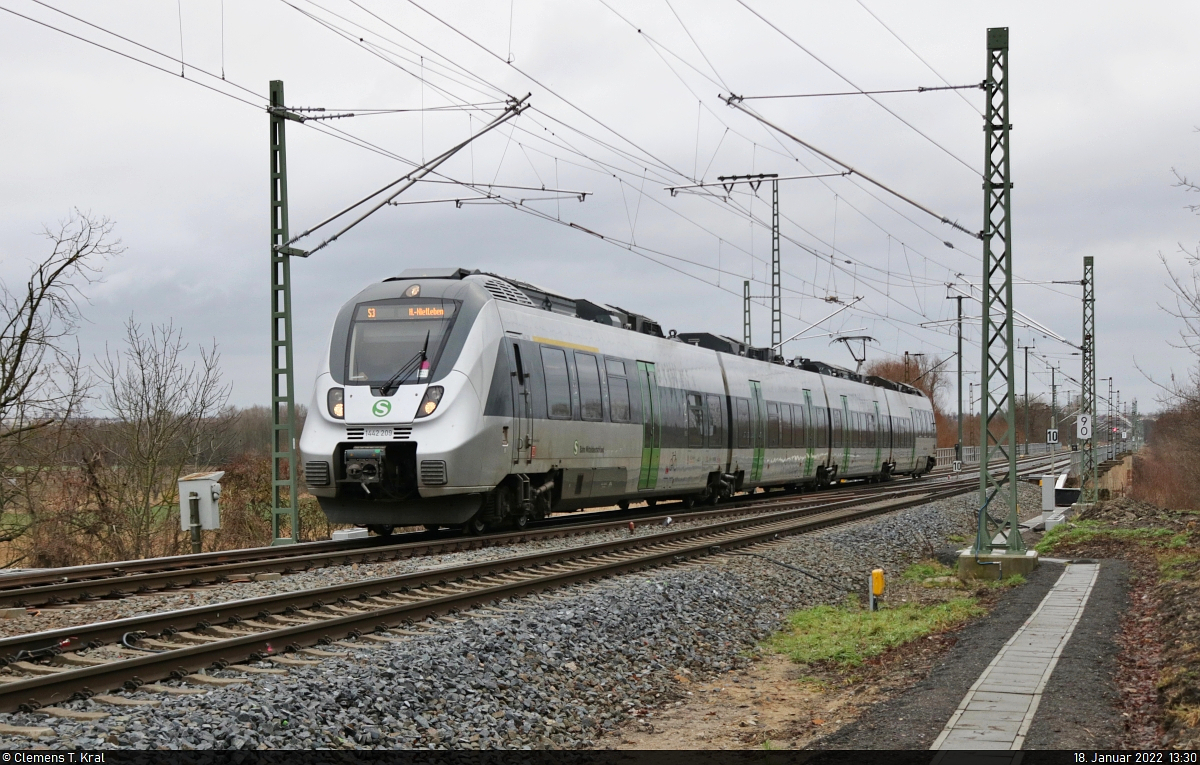 Der aus Nordsachsen kommende 1442 209 (Bombardier Talent 2) zweigt am Abzweig Angersdorf Awo in wenigen Metern Richtung Halle-Nietleben ab.

🧰 S-Bahn Mitteldeutschland (DB Regio Südost)
🚝 S 37334 (S3) Wurzen–Halle-Nietleben
🕓 18.1.2022 | 13:30 Uhr