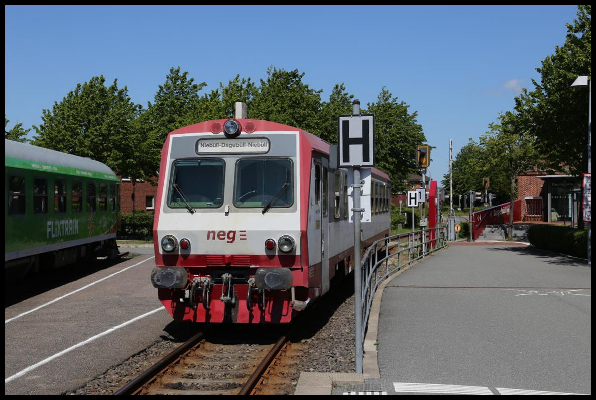 Der aus Österreich stammende und als 627103-4 der NEG eingereihte VT stand am 29.05.2020 als Reserve Fahrzeug am Bahnsteig im Bahnhof Niebüll NEG.