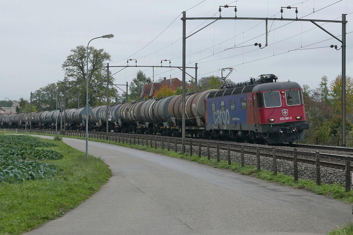 Der aus Richtung Romanshorn kommende Kesselwagenzug, gezogen von Re 620 081-0 'IMMENSEE', wird in Krze die Station Brglen (TG) passieren (03.10.2018)