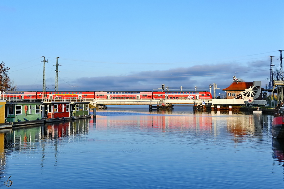 Der aus Stralsund kommende RE3 nach Berlin passiert gerade die Eisenbahnbrücke in Anklam. (November 2020)