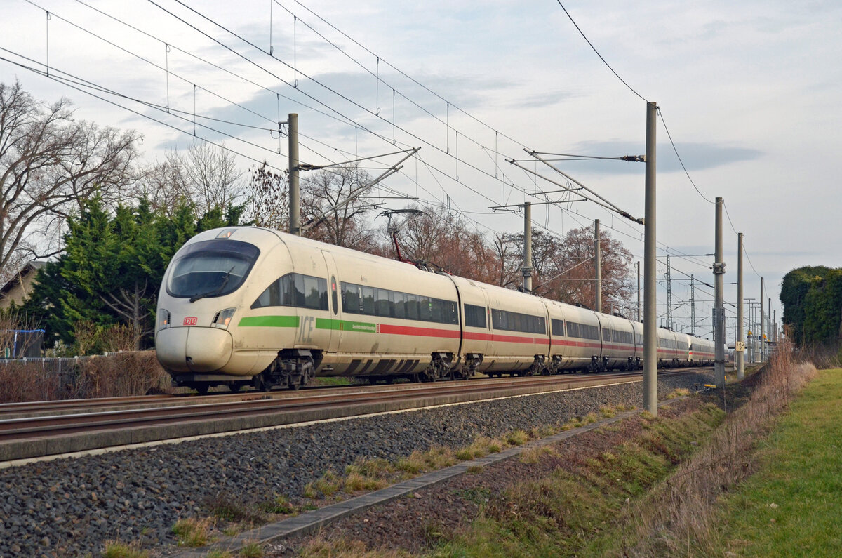 Der aus Triebzügen der Reihe ICE-T gebildete ICE 1093/93 war am Neujahrstag 2023 unterwegs von Berlin nach München bzw. Wien. Hier passieren beide Triebzüge Brehna.