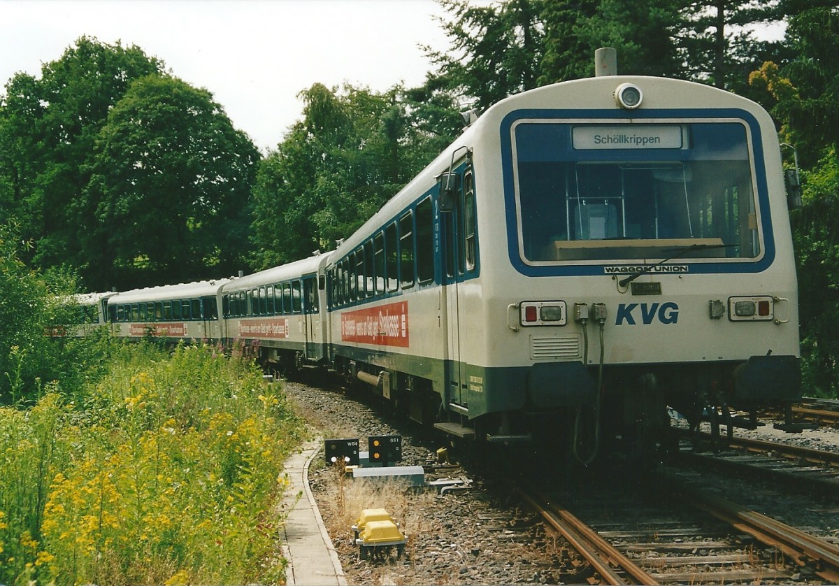 Der aus vier NE81 bestehende Schülerzug der KVG (VT 80, VS 183, VS 184, VT 81) rangiert in Schöllkrippen (20.6.2003, gescannter 13x18-Print).