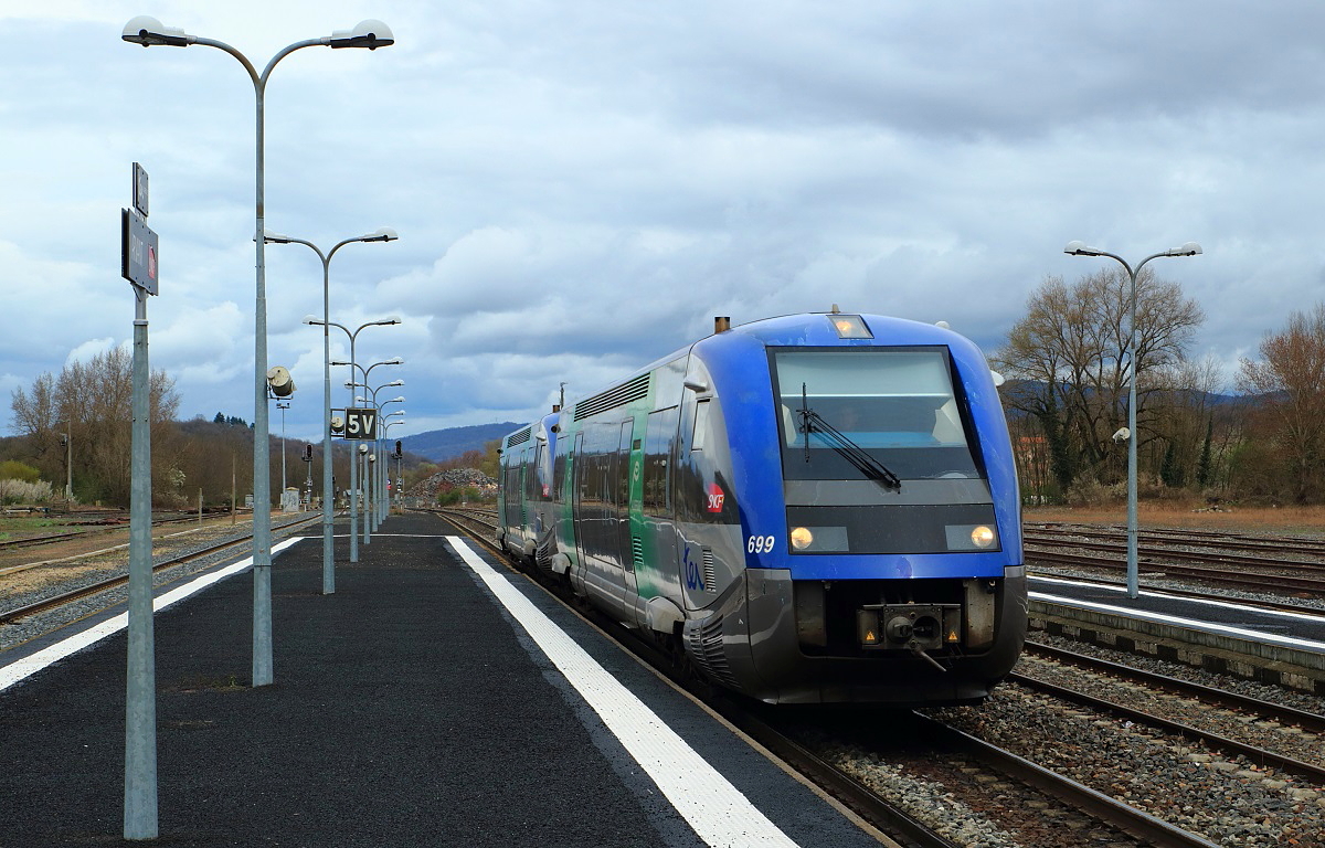 Der aus X 73699 und X 73677 bestehende Zug, der hier am 01.04.2017 in den Bahnhof Arvant einfährt, ist ein Intercite und momentan die einzige durchgehende Verbindung von Clermond-Ferrant nach Nimes über die Cevennenbahn. Die Zeiten, in denen auf dieser landschaftlich herausragenden Linie Schnellzüge mit 12 Wagen verkehrten, sind leider vorbei...