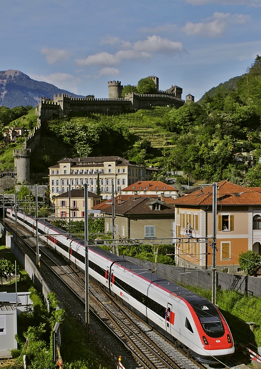 Der aus zwei RABDe 500 bestehende IC 679 von Basel SBB nach Lugano hat am 05.05.2019 den Tunnel unter dem Castello di Montebello in Bellinzona durchfahren und wird in etwa einer halben Stunde den Endbahnhof erreichen