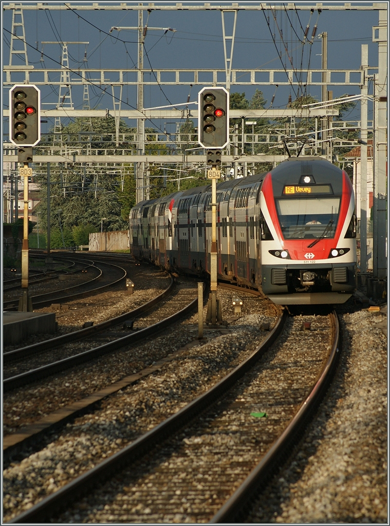 Der aus zwei RABe 511 bestehende RE 3207 von Genève nach Vevey erreicht Morges.
3. Juli 2014