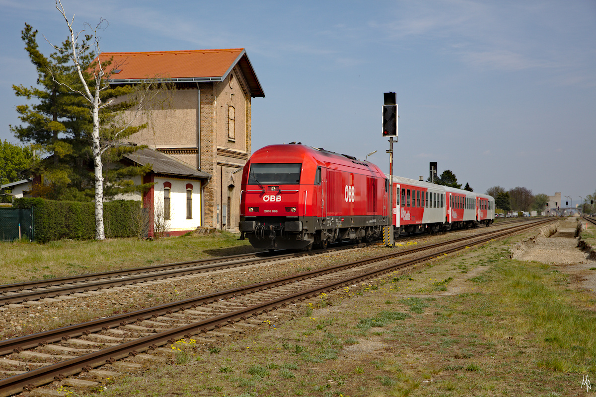 Der Ausbau der Strecke von Wien nach Marchegg ist in vollem Gange. Im April präsentierte sich der Bahnhof von Siebenbrunn-Leopoldsdorf bis auf das abgetragene Gleis  noch weitgehend unverändert.
Hier im Bild die 2016.098 mit dem REX 2519 nach Wien. (18.04.2020)