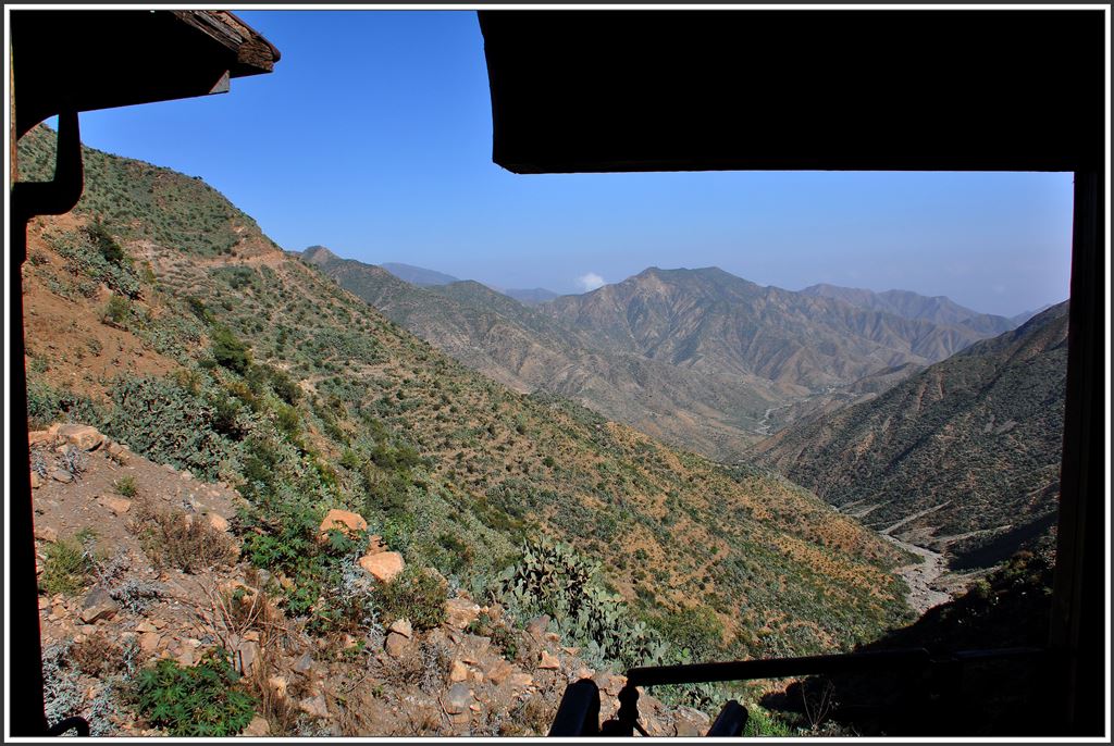 Der Ausblick in die tiefen Täler bei Arbaroba ist atemberaubend. (05.12.2014)