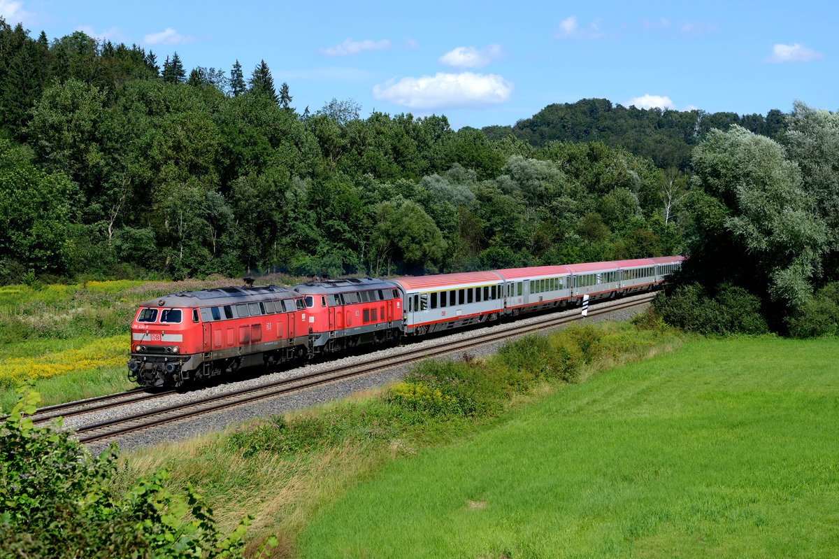 Der Ausflug am 14. August 2016 stand unter dem Motto  Baureihe 218 im Fernverkehr im westlichen Allgäu  und daher wurde auch der Südbahn ein kurzer Besuch abgestattet, um den  Starzug  der Strecke abzulichten - den IC 119 von Münster nach Innsbruck. Charakteristisch für diese Leistung sind die druckertüchtigten Fernverkehrswagen der ÖBB, die etwas internationales Flair auf die württembergische Diesel-Magistrale bringen. Als Fotostelle hatte ich mir an diesem heißen Tag eine Stelle im Wald ausgesucht. Als ich nach längerem Spaziergang durch den Schussentobel bei Mochwangen dort ankam, musste ich feststellen, dass das Schussfeld auf das Motiv komplett zugewachsen war. Nach einer dreiviertelstündigen Rodungsaktion war dann diese Aufnahme möglich, die 218 434 und eine Schwester vor dem IC 119 auf der Fahrt nach Lindau zeigt.