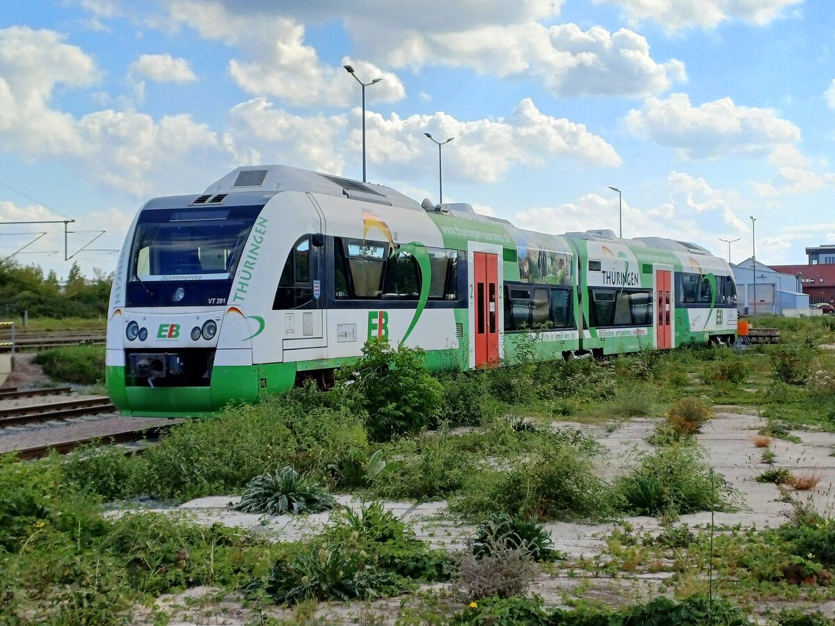 Der ausgemusterte EB VT 201 (95 80 0615 201-0 D-EIB) am 15.09.2023 bei der Erfurter Bahn in Erfurt Ost. Durch den Zaun fotografiert.