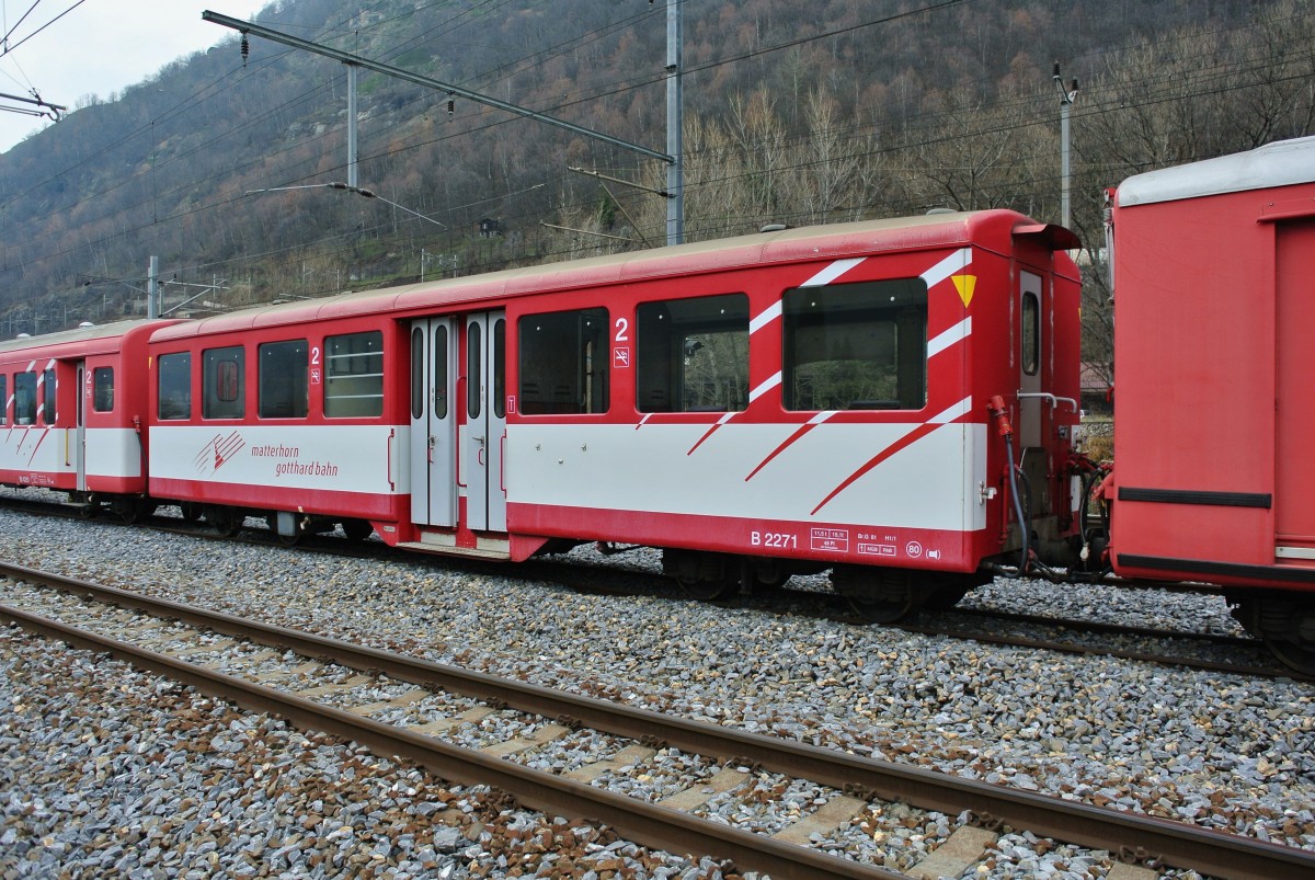 Der ausgeschlachtete B Mitteleinstieg 2271 wartet beim Depot in Brig auf sein weiteres Schicksal, 06.12.2014.