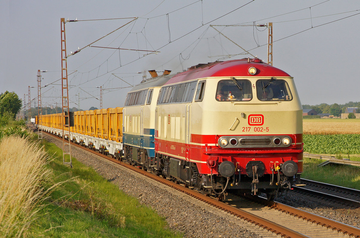 Der Aushubpendel mit den Lokomotiven 217 002-5 und 218 472-9 am 26.06.2019 in Mönchengladbach.