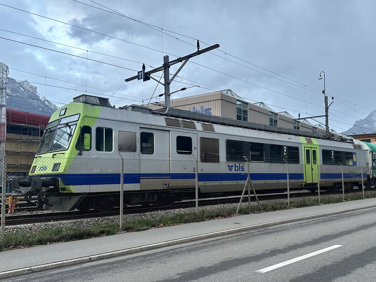 Der ausrangierte RBDe 565 721 der am 23.3.24 bei der Werkstätte in Bönigen abgestellt ist.