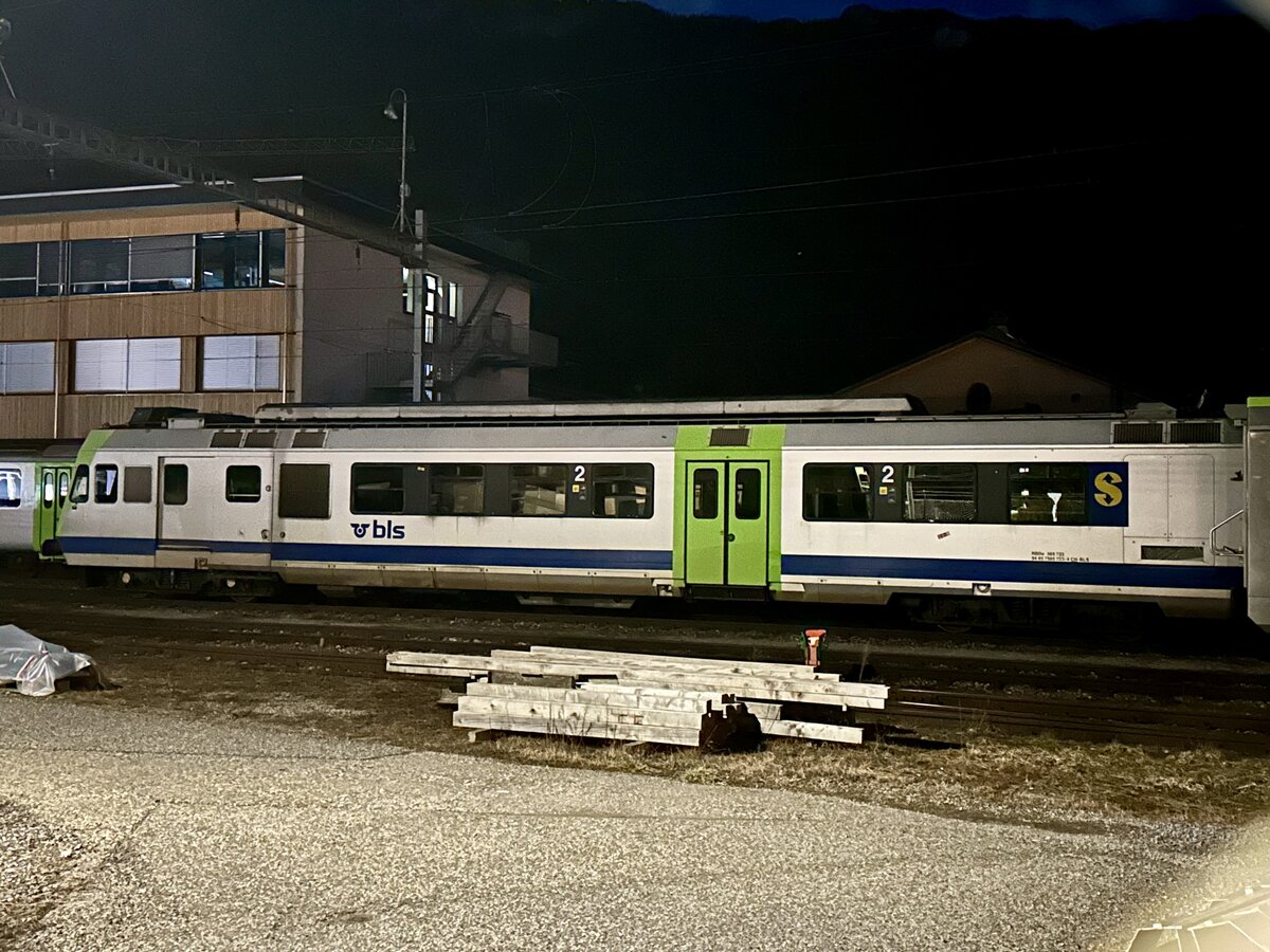 Der ausrangierte RBDe 565 723 der BLS der am 24.2.24 beim Depot in Bönigen abgestellt.