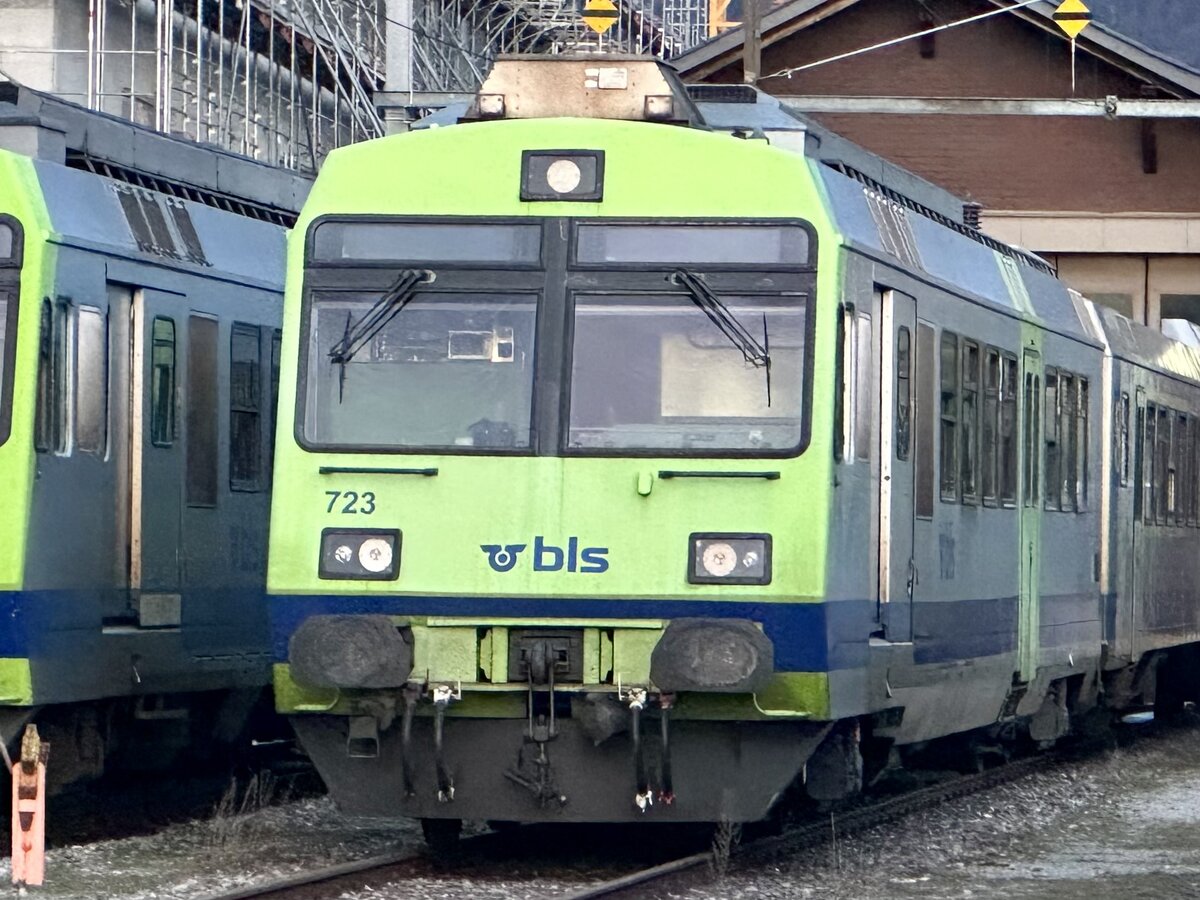 Der ausrangierte RBDe 565 723 der BLS am 26.2.24 vor der Werkstatt in Bönigen.