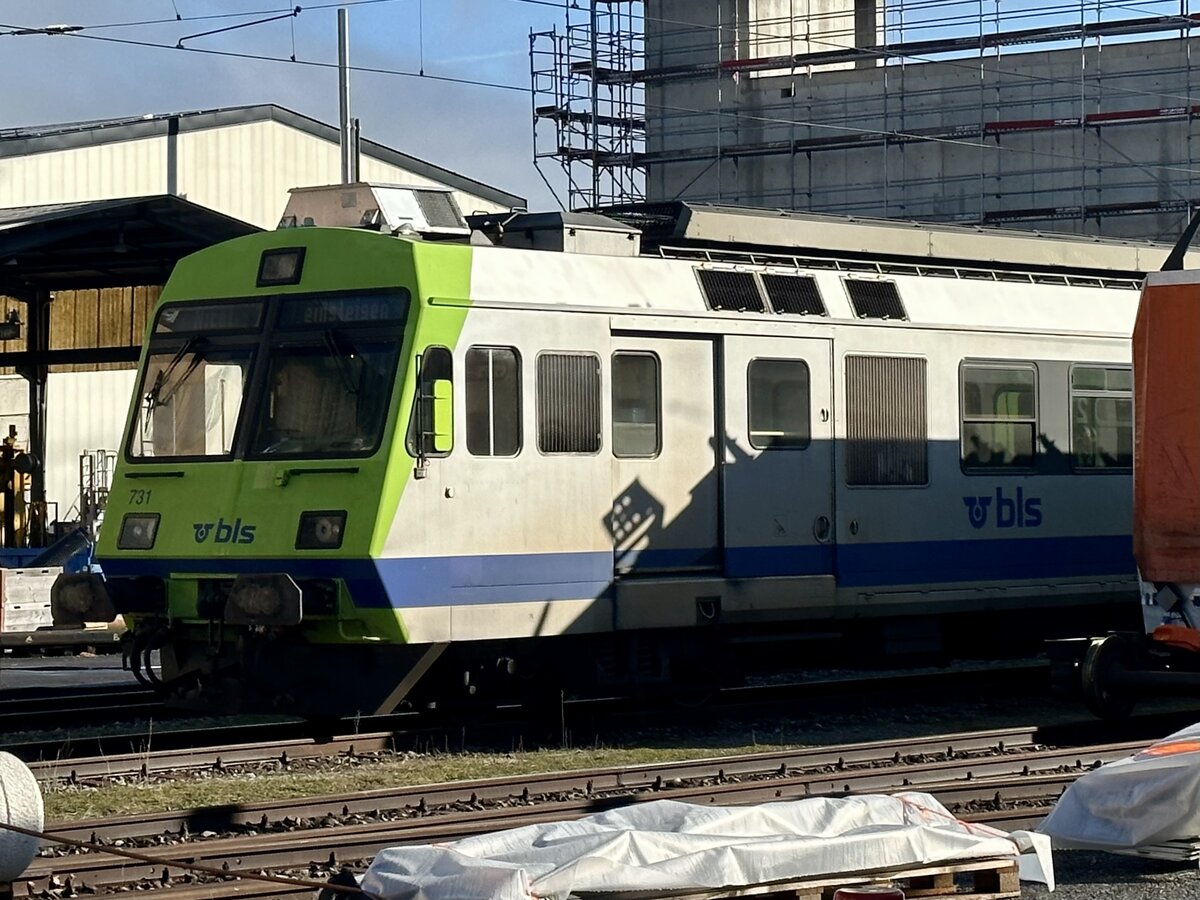 Der ausrangierte RBDe 565 731  Bümpliz  +  Holligen  der am 2.3.24 vor der werkstatt in Bönigen abgestellt ist.