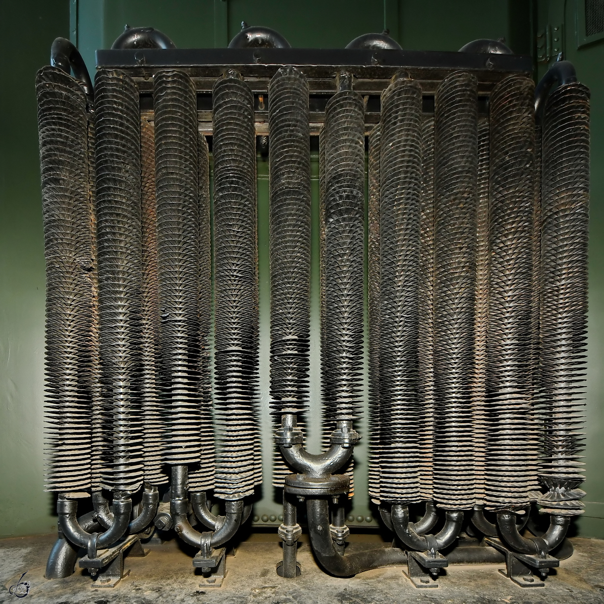 Der Außenkühler für das Transformatorenöl der Elektrolokomotive E71 19, so gesehen Anfang September 2021 im DB-Museum Koblenz.