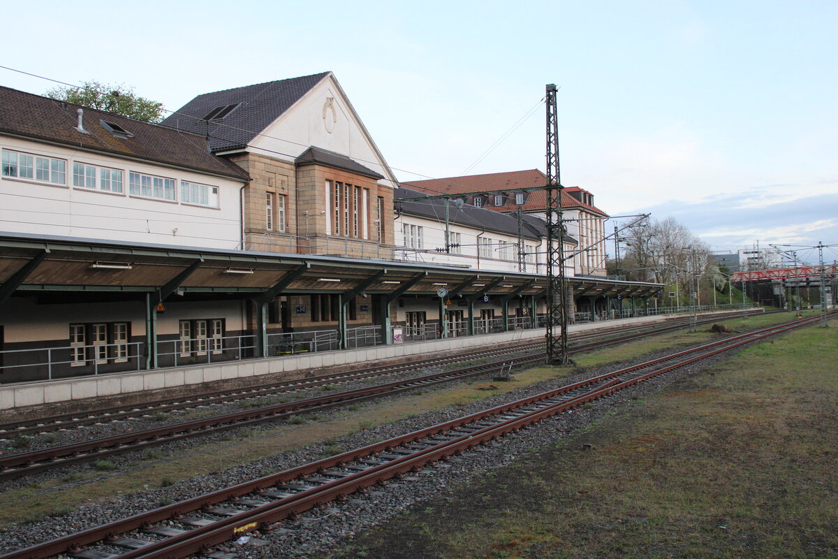 Der außerhalb der Bahnhofshalle gelegene Bahnteig 1 in Darmstadt Hbf, am 03.04.2024.