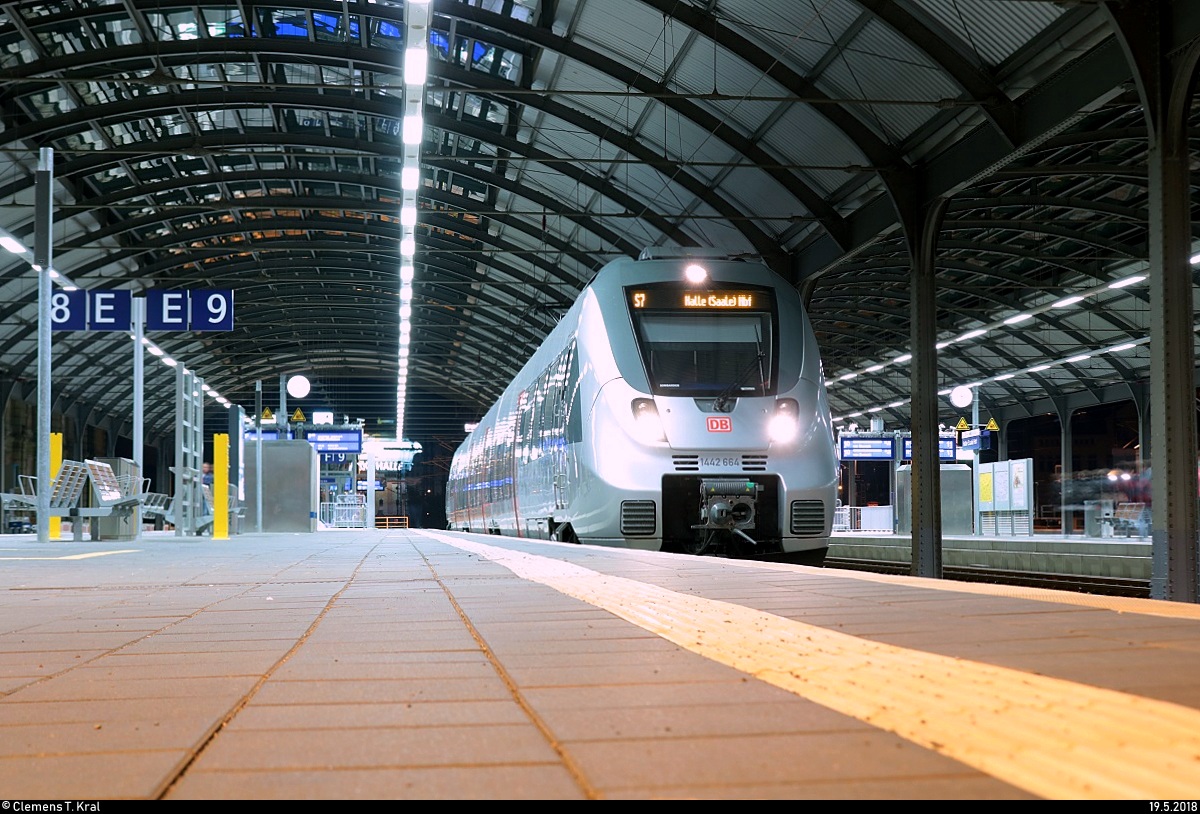Der außerplanmäßig eingesetzte 1442 664 (Bombardier Talent 2) der S-Bahn Mitteldeutschland (MDSB II | DB Regio Südost) als S 37772 (S7) nach Halle-Nietleben steht in ihrem Startbahnhof Halle(Saale)Hbf auf Gleis 9.
Die S7 von bzw. nach Halle-Nietleben steuert normalerweise Halle(Saale)Hbf Gl. 13a an, den Interimsbahnsteig während der Umbauphase im Rahmen der VDE 8. Abends gibt es dennoch immer drei Fahrten, die in Halle(Saale)Hbf selbst enden.
[19.5.2018 | 22:45 Uhr]