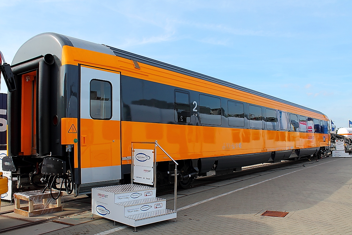 Der Aussteller MOLPIR s.r.o. präsentiert auf der InnoTrans am 28.09.2014 in Berlin den Reisezugwagen Bmpz (A-RJ 61 81 20-90 001-3) für die Firma RegioJet.

