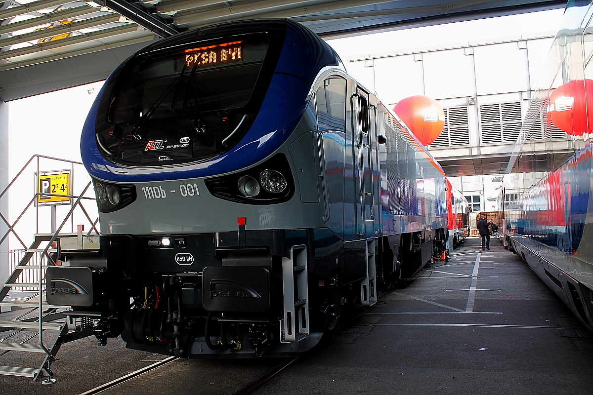 Der Aussteller PESA Bydgoszcs SA präsentiert sich auf der InnoTrans am 28.09.2014 in Berlin mit der Diesellokomotive 111 Db 001 für den PKP-Intercity-Verkehr.