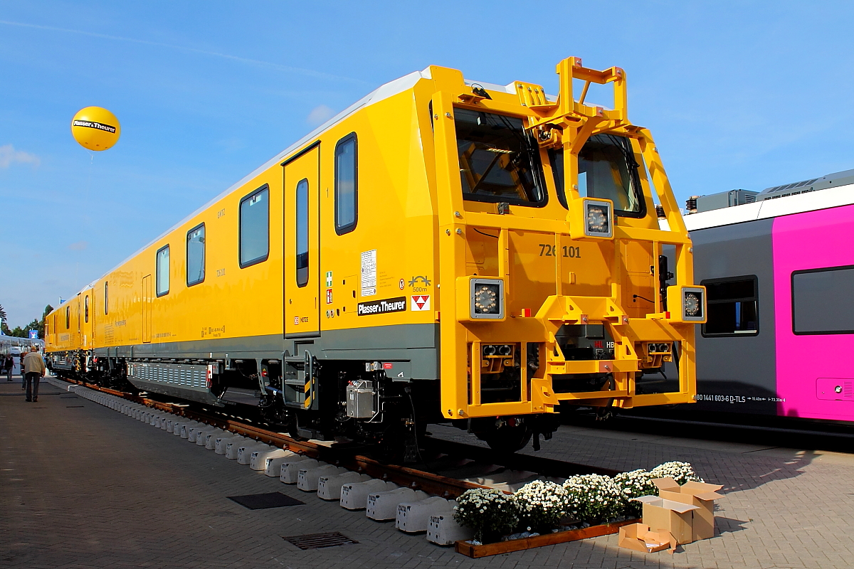 Der Aussteller Plasser & Theurer präsentiert sich auf der InnoTrans am 28.09.2014 in Berlin mit dem Gleismesstriebzug GMTZ ATW 725.1.
Das schwere Nebenfahrzeug ist  auch für den Einsatz der DB Netz AG bis 55 ‰ zugelassen.
NVR-Nummer: 99 80 9160 003-6
Gewicht: 80 t
Hg: 140 km/h
