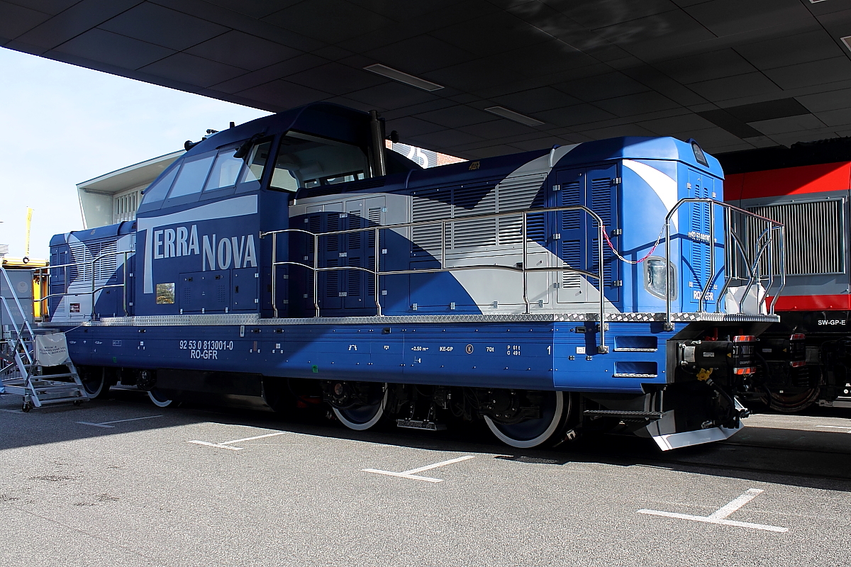 Der Aussteller RELOC S.A. Craiova Company präsentiert sich auf der InnoTrans am 28.09.2014 in Berlin mit der Diesellokomotive TERRANOVA – DHL 1260 HP.
Spurweite: 1435 mm
Achsformel: Bo-Bo
Höchstgeschwindigkeit: 100 km/h
Leistung: 2 X 630 kW
Gesamtgewicht: 70 t
