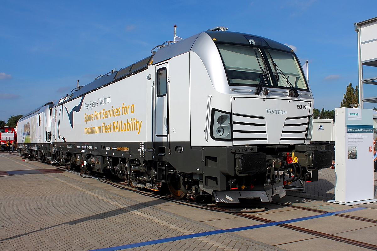 Der Aussteller Siemens AG präsentiert sich auf der InnoTrans am 28.09.2014 in Berlin mit der Vectron AC 193 970, dahinter die DE Ausführung .247 901.