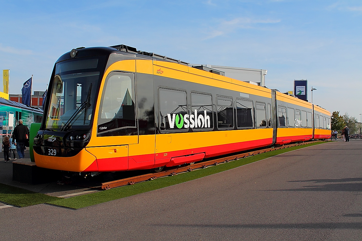 Der Aussteller Vossloh Espana S.A. zeigt auf der InnoTrans am 28.09.2014 in Berlin die Niederflurstraßenbahn Citylink für die Stadt Karlsruhe.
Die Citylink ist die erste Train-Tram mit ultraflachem Fahrzeugboden von nur 340 mm Höhe.
