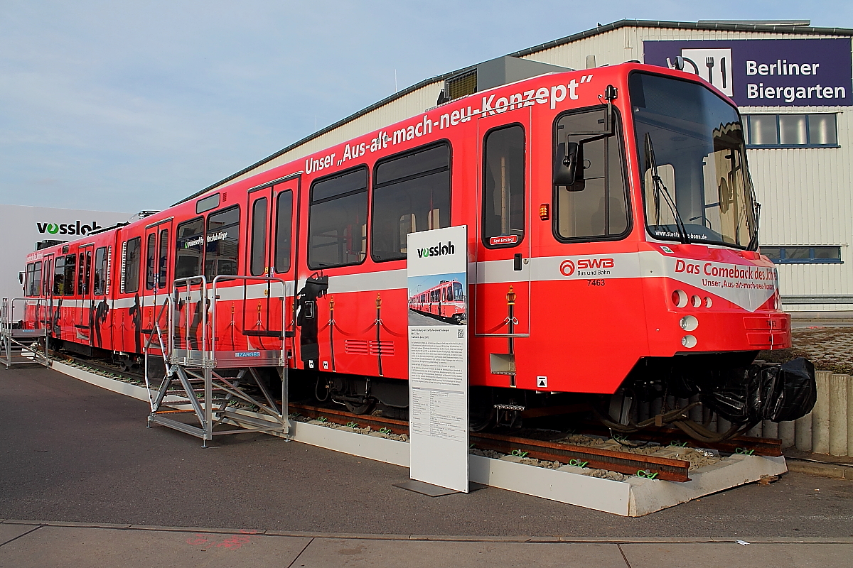 Der Aussteller Vossloh Kiepe GmbH präsentiert auf der InnoTrans am 28.09.2014 in Berlin die Zweiterstellung des Stadtbahn-Gelenktriebwagen B 80 C-Z der Stadtwerke Bonn.
	
Ab 2011 wurden zunächst 25 Stadtbahnwagen umfassend modernisiert. Sie wurden von 1974 bis 1975 von der DUEWAG gebaut, weshalb eine Anpassung an moderne Standards notwendig geworden war. Kernkomponenten sind zwei vollelektronische Gleichstromsteller. Daneben werden Bordnetzumrichter, Führerstandsklimaanlagen, Heizungssteuerung und Armaturentafeln erneuert. Videoüberwachung, Fahrgastnotsprechstellen, Brandmeldeanlage und Fahrtenschreiber ergänzen die Modernisierung.
