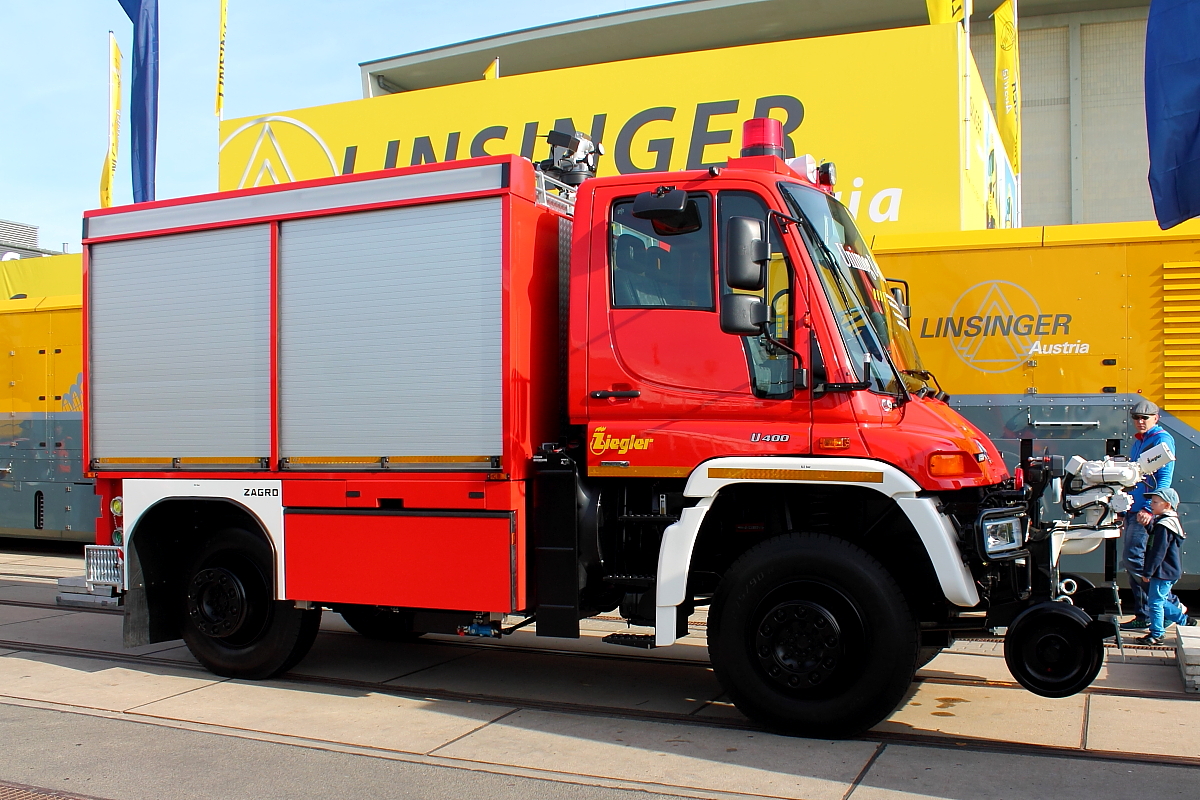 Der Aussteller ZAGRO präsentiert sich auf der InnoTrans am 28.09.2014 in Berlin mit der Zwei-Wege-Feuerwehr.
Das Fahrzeug zeichnet sich aus:
-Optimaler Einsatz auf Strecken mit schmalem Lichtraumprofil z. B. U-Bahntunnel
-Einfaches Auf- und Abgleisen	
-90 km/h auf der Straße und 50 km/h auf der Schiene in beide Richtungen.
