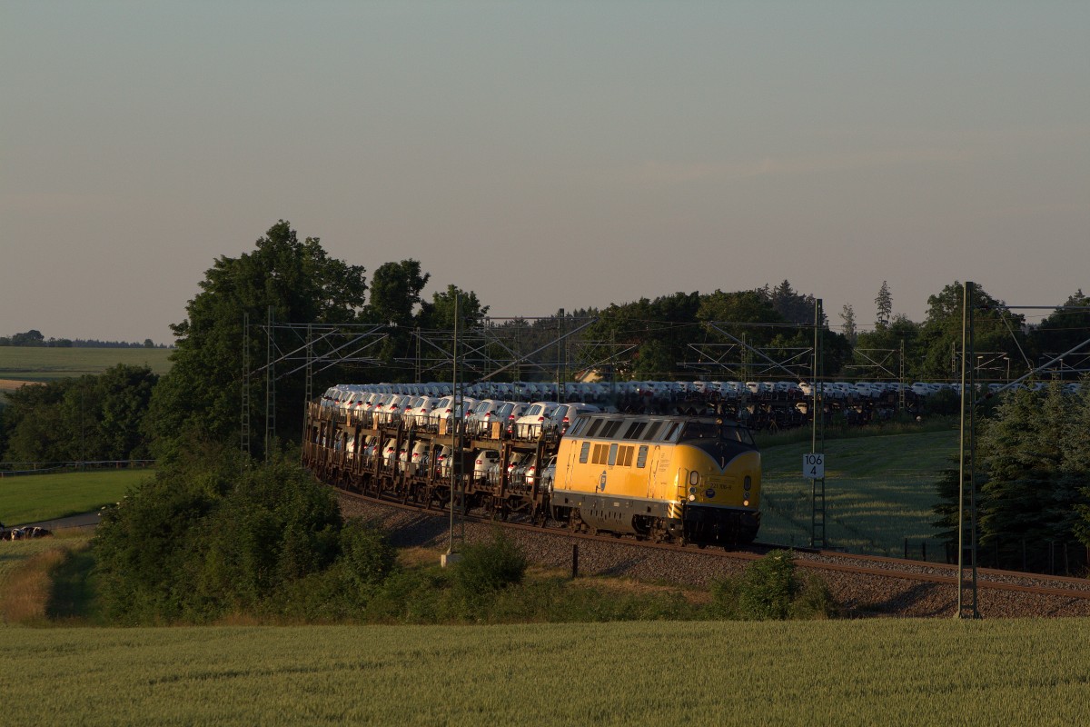 Der Autovollzug von Mosel nach Regensburg passierte gerade Ruppertsgrün. Zuglok am 30.6.2015 war die 221 106-9 der EGP.