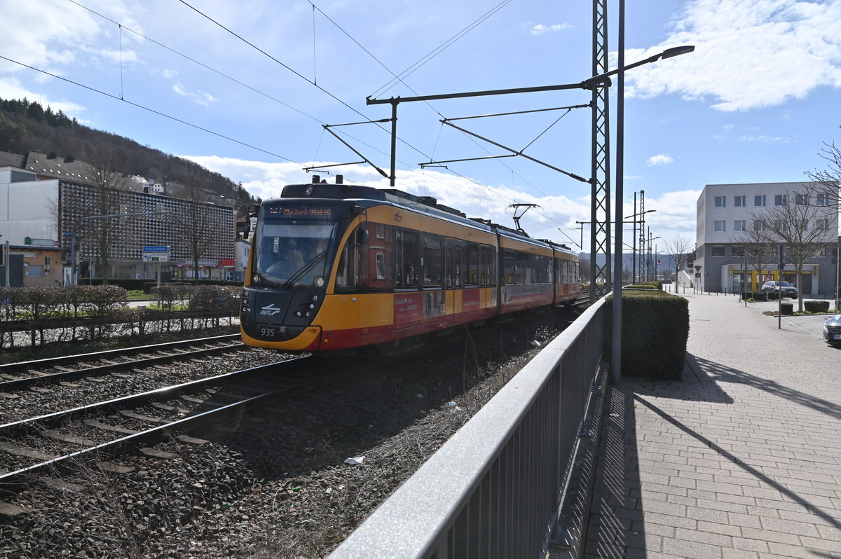 Der AVG Triebwagen 935 ist mal wieder als S41 nach Mosbach Baden
vors Objektiv geraten. Er kommt gerade aus Mosbach West und fährt nun in
Mosbach Baden ein, nach dem er zwischen den Stationen einen Gleiswechsel vorgenommenen 
hatte. Mosbach den 27.März 2021